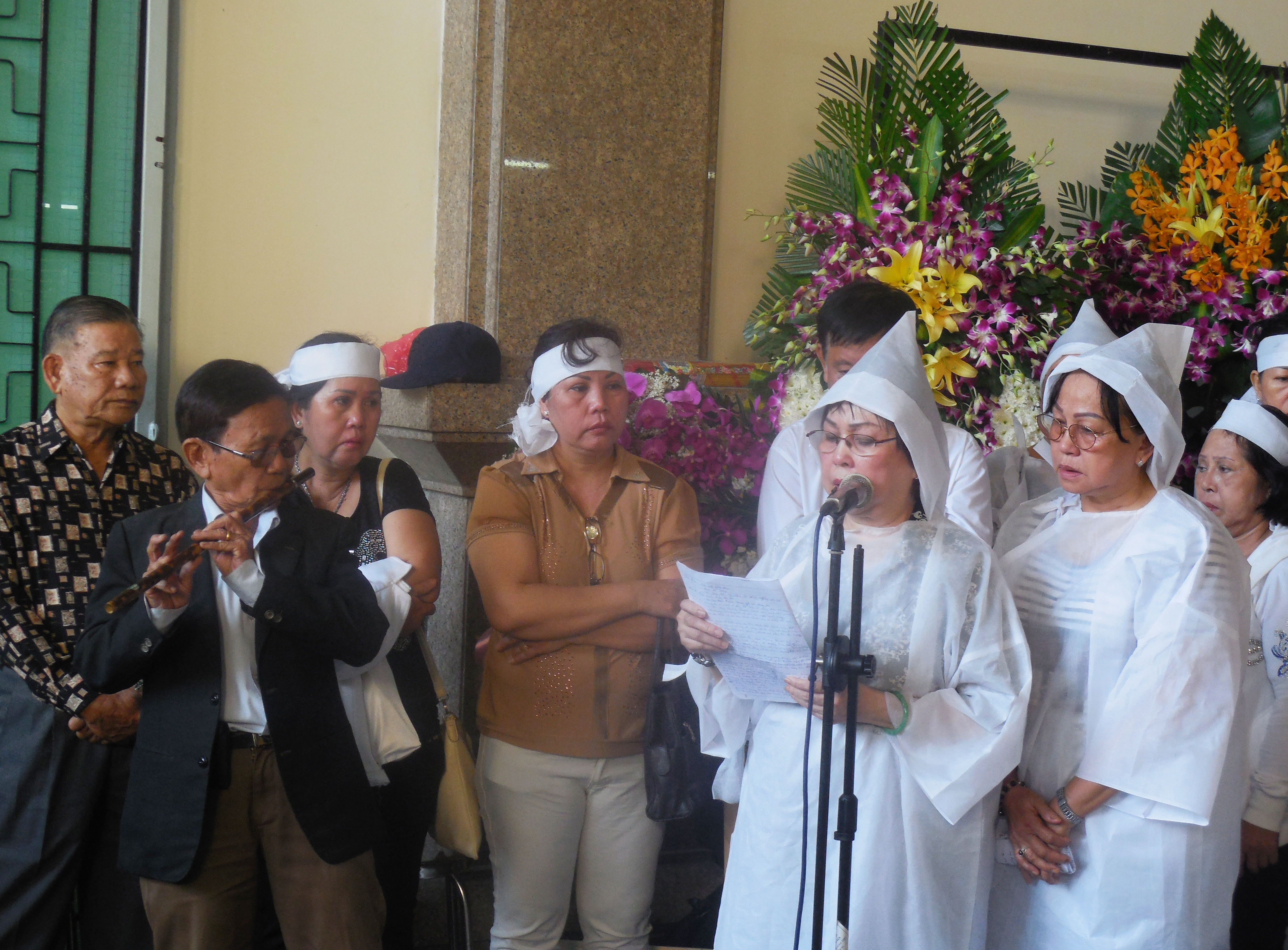 Bà Trương Ngọc Nữ - con gái trưởng của nhà thơ Kiên Giang ngâm hai đoạn thơ Hoa trắng thôi cài trên áo tím, tiễn biệt cha tại lễ truy điệu.