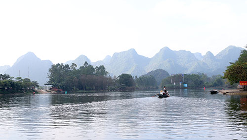 Thời tiết se lạnh cùng với nắng vàng nhàn nhạt khá dễ chịu cho những chuyến đi xa. Ngồi trên thuyền giữa không gian cả một vùng yên bình, sẽ là một trải nghiệm cực kỳ thú vị cho những du khách đến thăm chùa Hương “trái vụ”