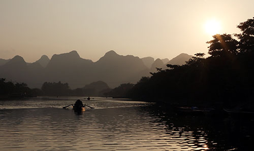 Dọc theo dòng suối Yến, từng cụm hoa súng nở trong cái sáng ban mai đầu đông se se lạnh đón chào những đòn thuyền nhẹ trong mùa vắng khách