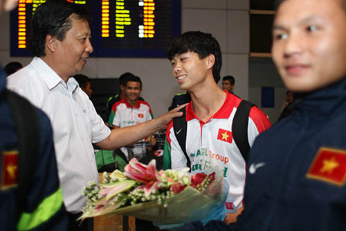 L&atilde;nh đạo VFF động vi&ecirc;n cầu thủ C&ocirc;ng Phượng