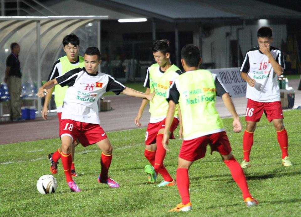 Các cầu thủ U19 khởi động trước trận