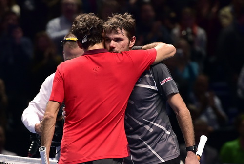 Wawrinka v&agrave; Federer th&acirc;n thiết trong v&agrave; ngo&agrave;i s&acirc;n tập