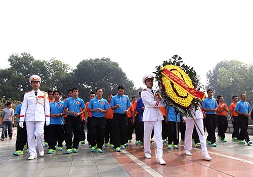Đo&agrave;n d&acirc;ng hoa tại Đ&agrave;i tưởng niệm c&aacute;c Anh h&ugrave;ng liệt sĩ