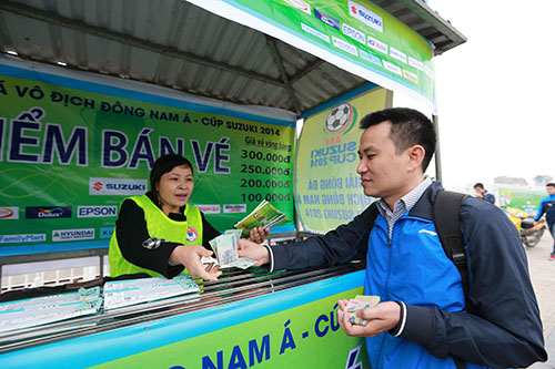 Người mua v&eacute; tại quầy ch&iacute;nh thức