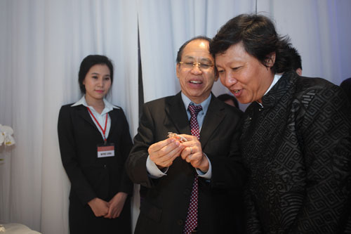 Ông Lý Ngọc Minh giới thiệu trâm cài áo với NTK Sĩ Hoàng
