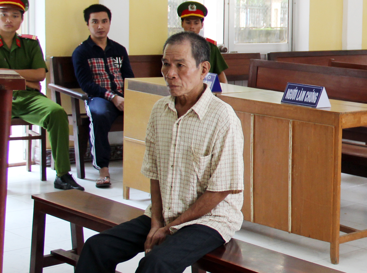 Nhiều lần hiếp dâm bé hàng xóm, cụ ông 69 tuổi bị 14 năm tù