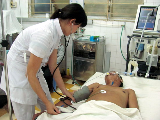 &Ocirc;ng Đinh Văn Gi&acirc;ng l&uacute;c đang cấp cứu tại BVĐK khu vực Bồng Sơn (ảnh do bệnh viện cung cấp)