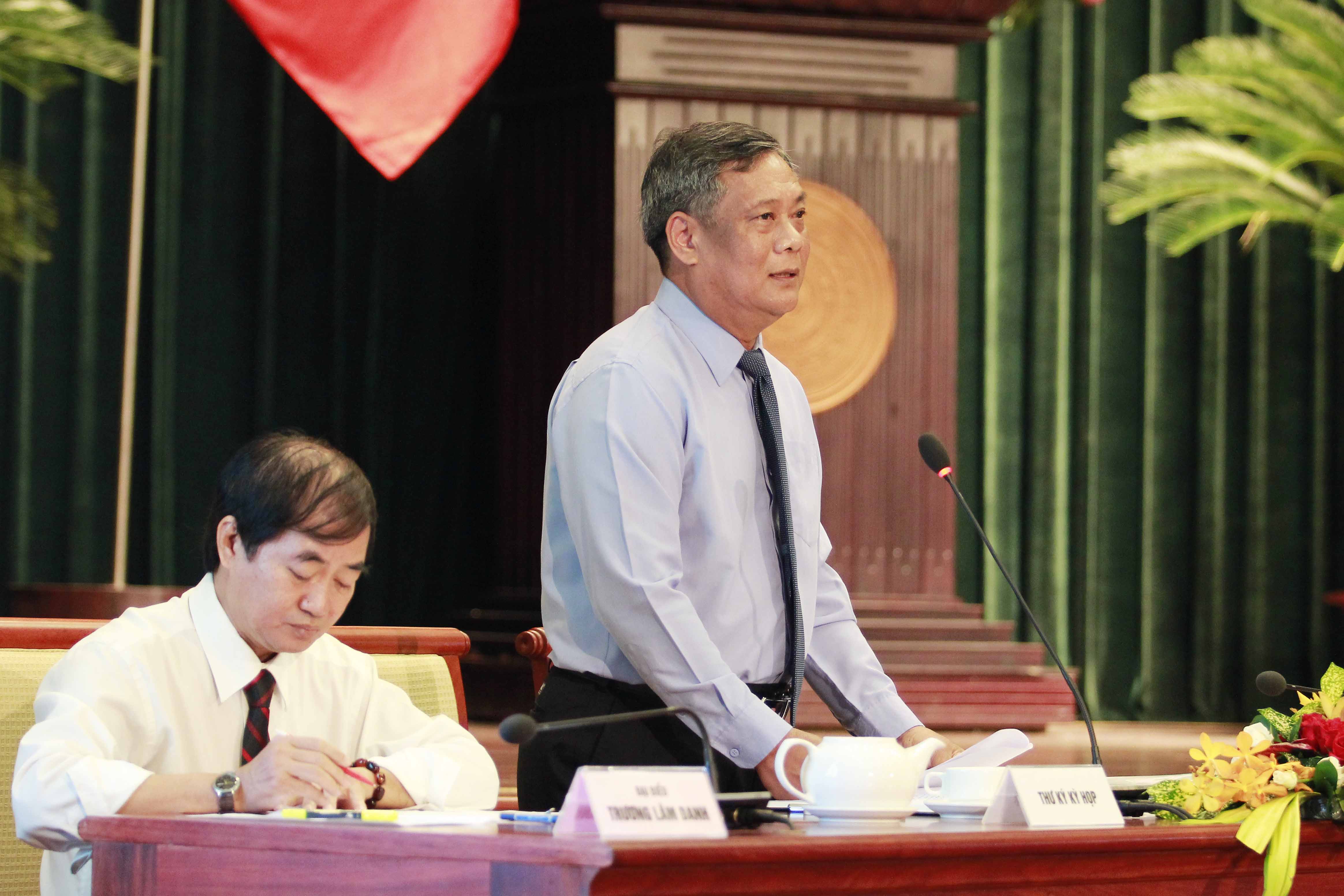 &nbsp;&Ocirc;ng Nguyễn Th&agrave;nh Chung, Gi&aacute;m đốc Sở Giao th&ocirc;ng Vận tải TP HCM, trả lời chất vấn của c&aacute;c đại biểu HĐND TP HCM s&aacute;ng 11-12. Ảnh: H.Triều