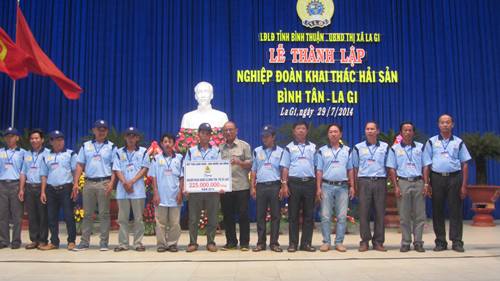 Quỹ Tấm l&ograve;ng v&agrave;ng Người Lao Động hỗ trợ mỗi t&agrave;u c&aacute; của Nghiệm đo&agrave;n Khai th&aacute;c Hải Sản B&igrave;nh T&acirc;n - Lagi 15 triệu đồng