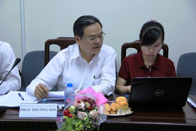 Ông Phan Trường Sơn trả lời trực tuyến bạn đọc. Ảnh: Infonet