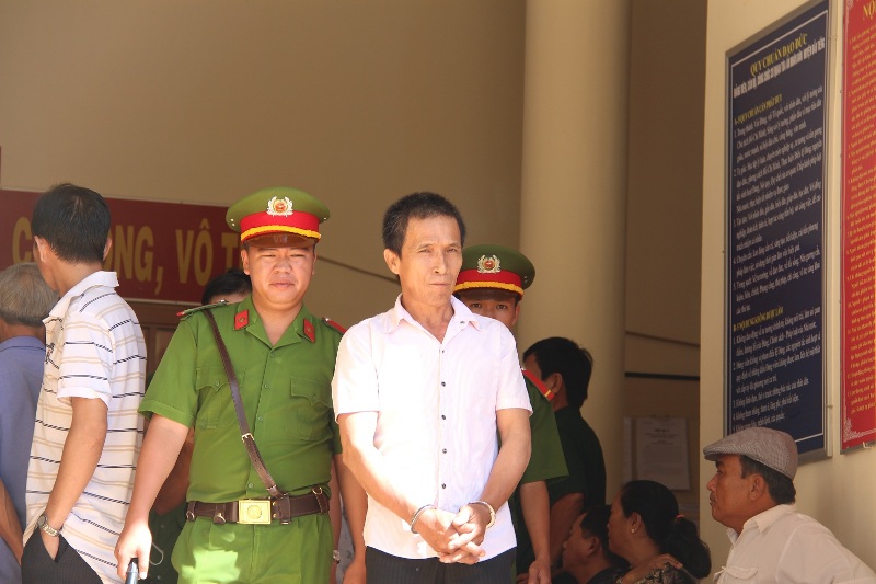 Giam công nhân trong "chuồng cọp", bị phạt 25 tháng tù