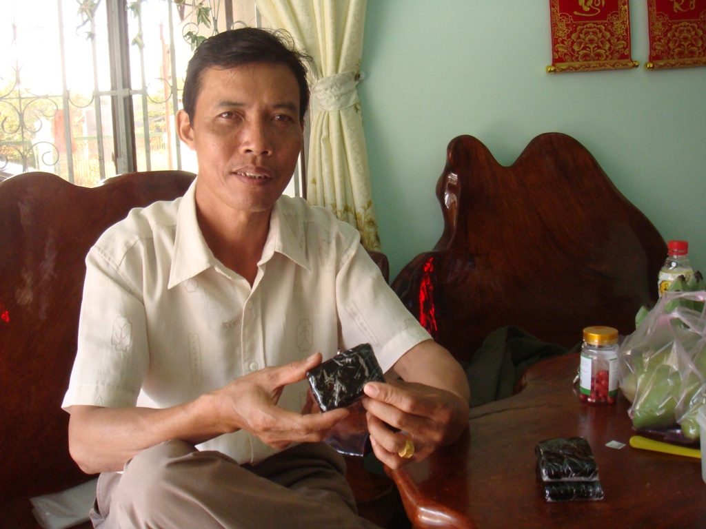 &Ocirc;ng Th&acirc;n Văn S&aacute;u đang kể về quy tr&igrave;nh nấu cao ngựa.