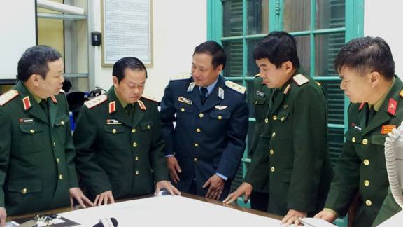 Thượng tướng Đỗ B&aacute; Tỵ - Thứ trưởng Bộ Quốc ph&ograve;ng, Tổng tham mưu trưởng Qu&acirc;n đội nh&acirc;n d&acirc;n Việt Nam (thứ 2 từ tr&aacute;i qua) - chỉ đạo c&ocirc;ng t&aacute;c t&igrave;m kiếm tại Trung t&acirc;m chỉ huy Văn ph&ograve;ng Ủy ban quốc gia t&igrave;m kiếm cứu nạn