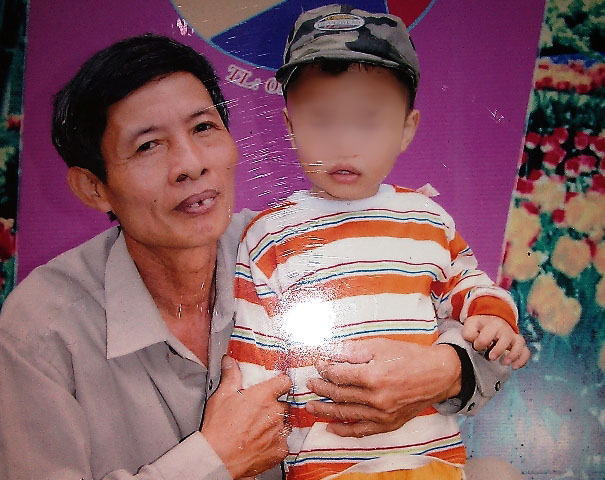 &Ocirc;ng T&acirc;n trong l&uacute;c n&oacute;ng giận kh&ocirc;ng may giết chết đứa con trai bất hiếu để cứu ch&aacute;u m&igrave;nh. Ảnh chụp lại &ocirc;ng T&acirc;n b&ecirc;n ch&aacute;u Long
