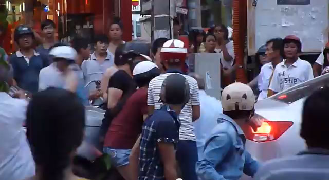Nhiều người đi đường đã chạy lại đỡ người đàn ông nước ngoài