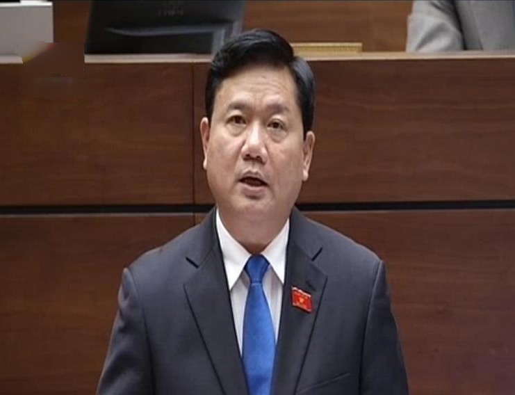 Bộ trưởng Bộ GTVT Đinh La Thăng trả lời chất vấn của c&aacute;c đại biểu Quốc hội chiều 18-11. Ảnh chụp qua m&agrave;n h&igrave;nh