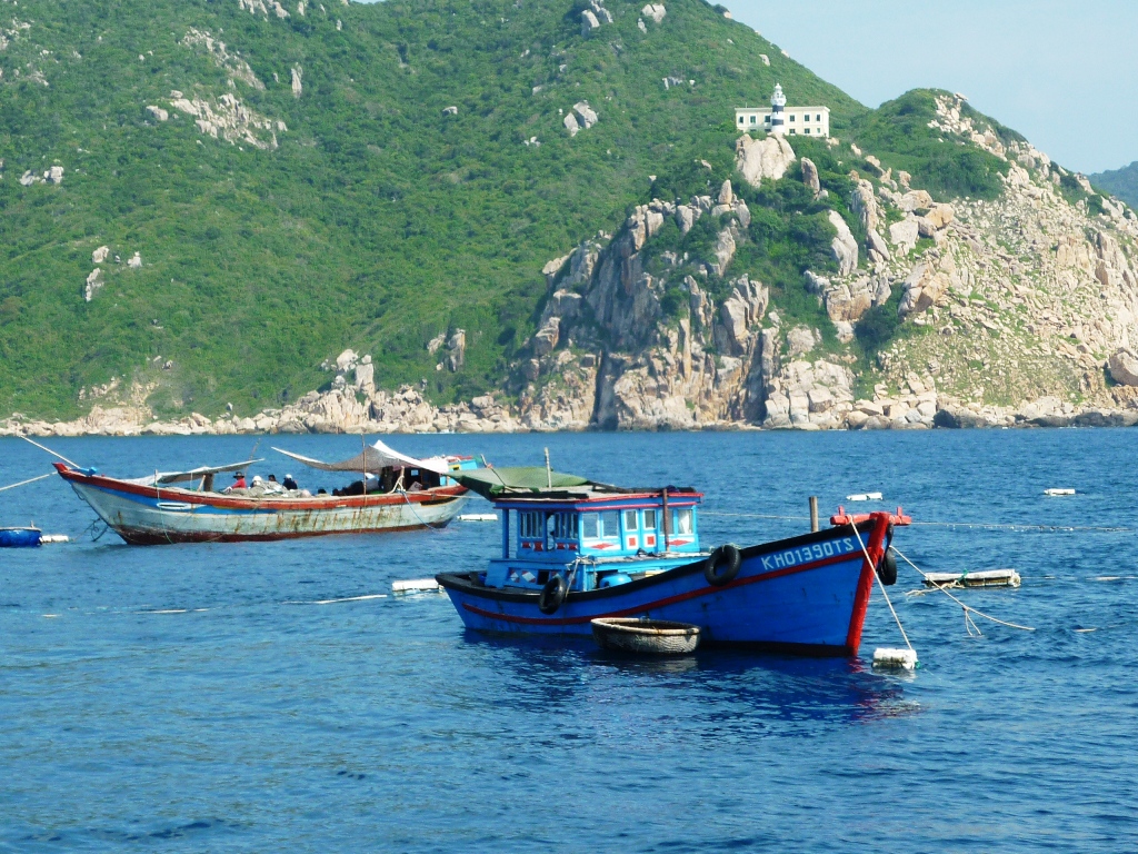 Hai đầm đăng đ&aacute;nh bắt hải sản tại H&ograve;n Mun v&agrave; H&ograve;n Nọc từng hoạt động c&ocirc;ng khai c&aacute;ch khu bảo tồn biển 100m