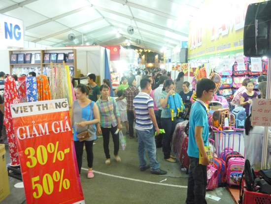 Hội chợ HVNCLC vẫn thu hút khách