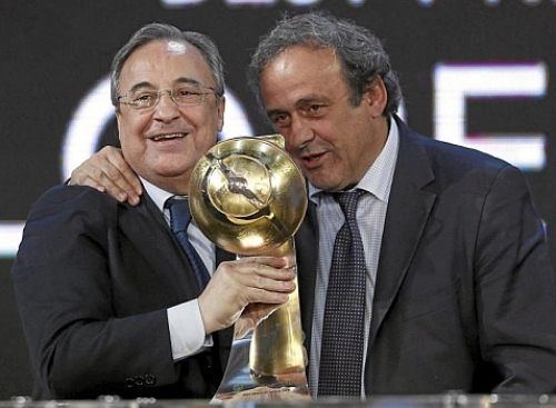 Chủ tịch UEFA Michel Platini (phải) trao giải thưởng cho bầu Florentino Perez