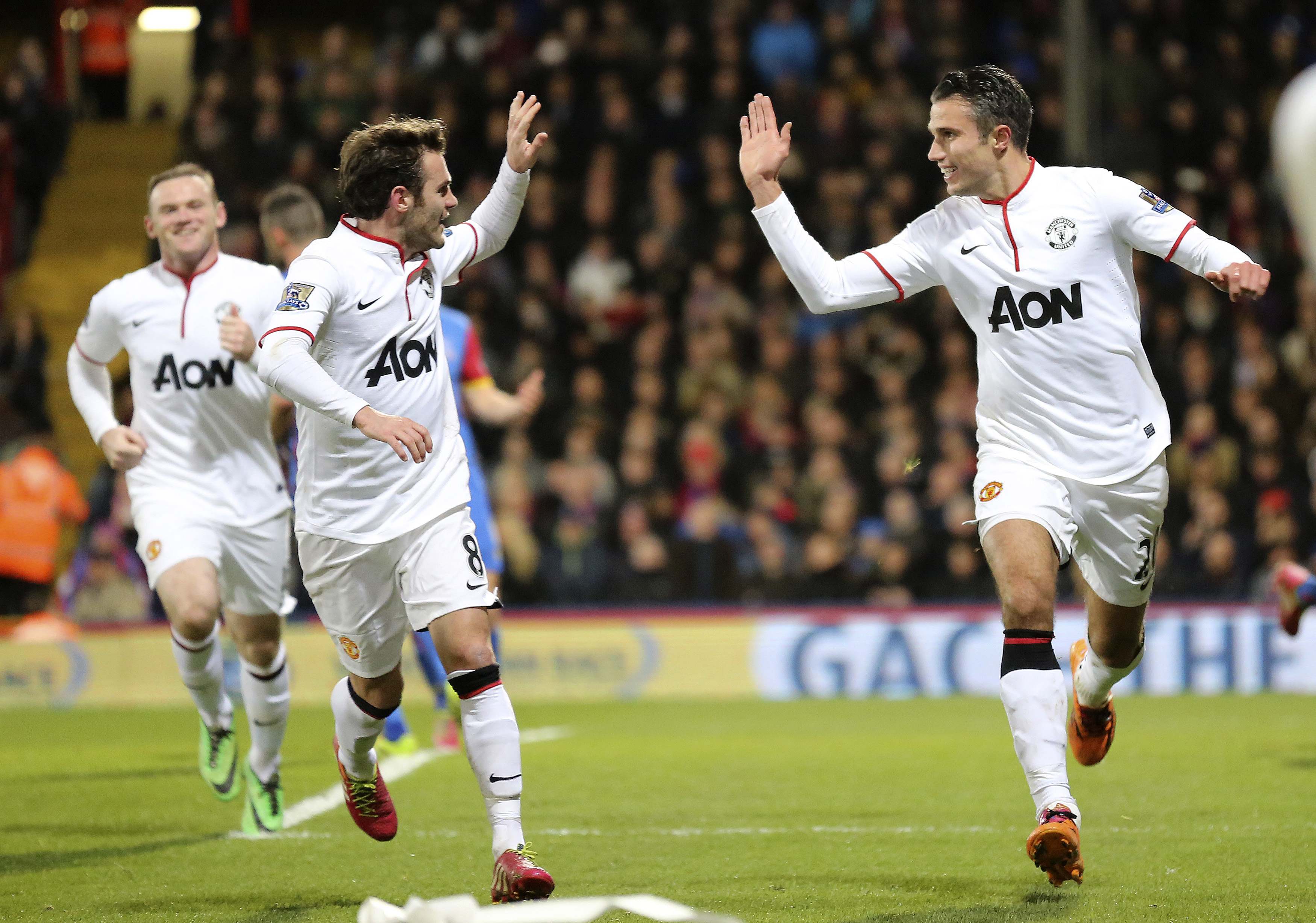 Van Persie hạnh ph&uacute;c sau khi mở tỉ số cho 