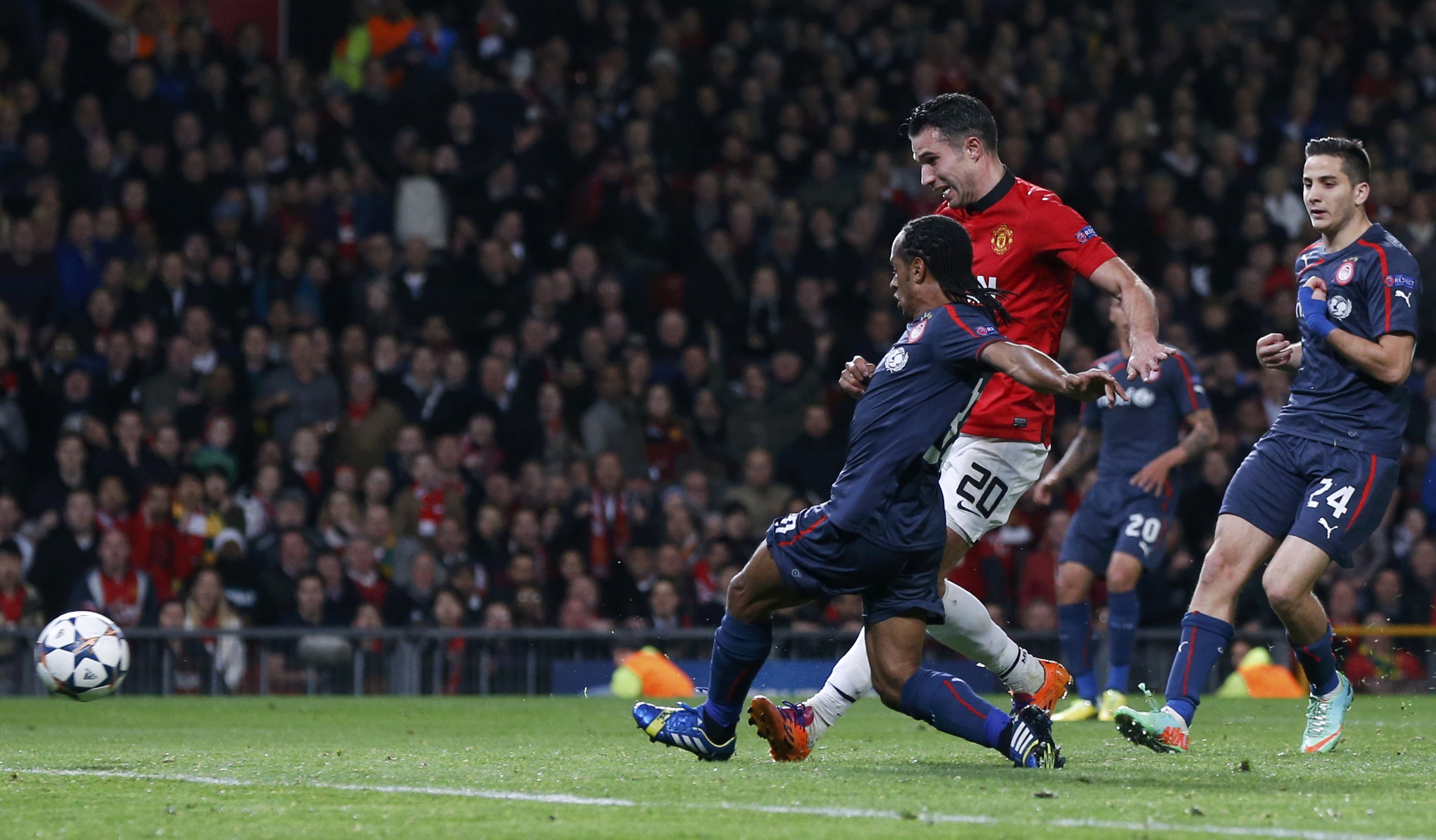 Từ đường kiến tạo như đặt của Rooney, Persie san bằng tổng tỉ số 2-2 ở phút 45 bằng bà thắng nhân đôi cách biệt