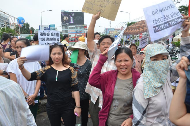 Đ&ocirc;ng đảo tiểu thương bức x&uacute;c b&ecirc;n ngo&agrave;i cuộc họp