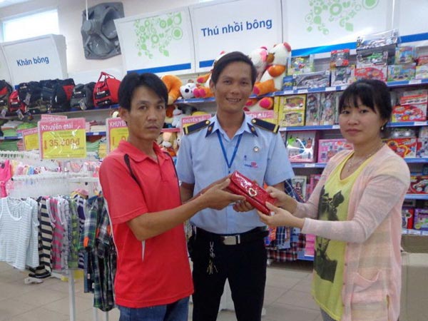 Bảo vệ Co.opmart trả 70 triệu đồng cho khách đánh rơi