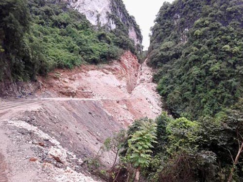 Tự ý phá núi, làm đường xâm phạm di sản Vịnh Hạ Long
