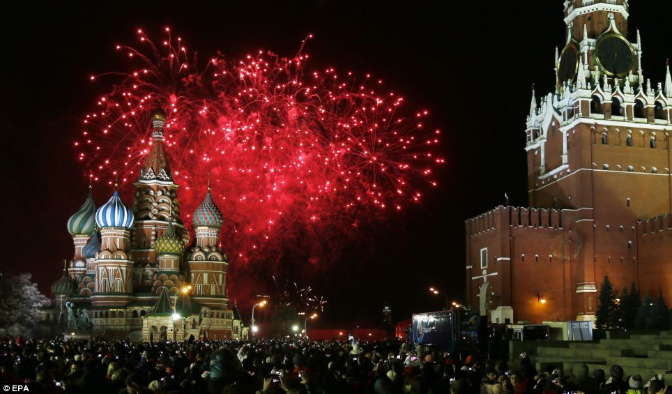 
	Ph&aacute;o hoa tưng bừng tr&ecirc;n Quảng trường Đỏ ở Moscow - Nga... Ảnh: EPA