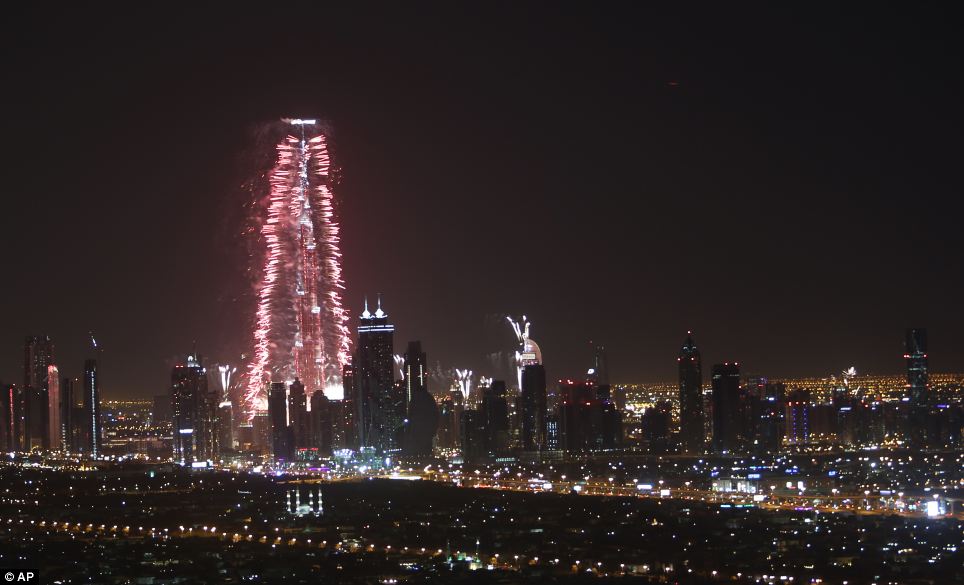 Dubai ph&aacute; kỷ lục về m&agrave;n tr&igrave;nh diễn ph&aacute;o hoa lớn nhất thế giới. Ảnh: AP