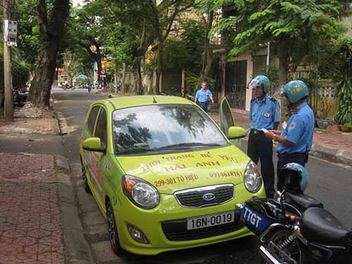 Các cán bộ Đội 5 đang kiểm tra phương tiện giao thông ở TP Hải Phòng