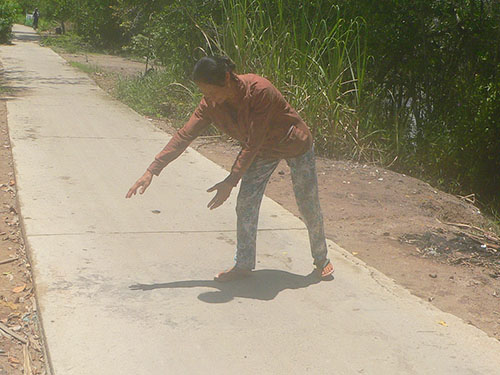 Vị tr&iacute; anh Đặng Văn S&aacute;ng bị Vũ Văn Bảy d&ugrave;ng b&uacute;a đập chết