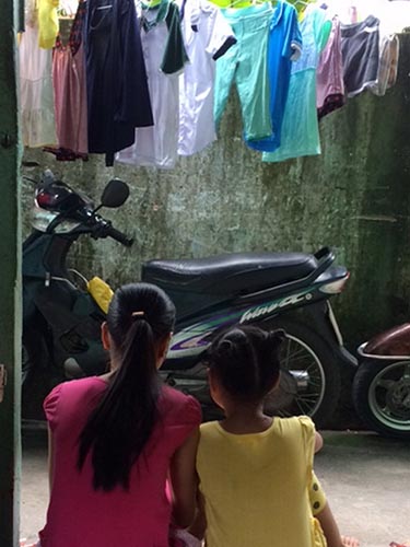 Bé Q. cùng mẹ tại phòng trọ