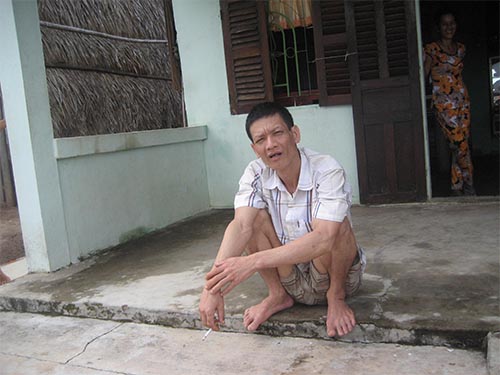 Trong l&uacute;c mọi người đến thăm, &ocirc;ng Phạm Văn Lến ra trước nh&agrave; ngồi thừ v&agrave; n&oacute;i cười như đứa trẻ