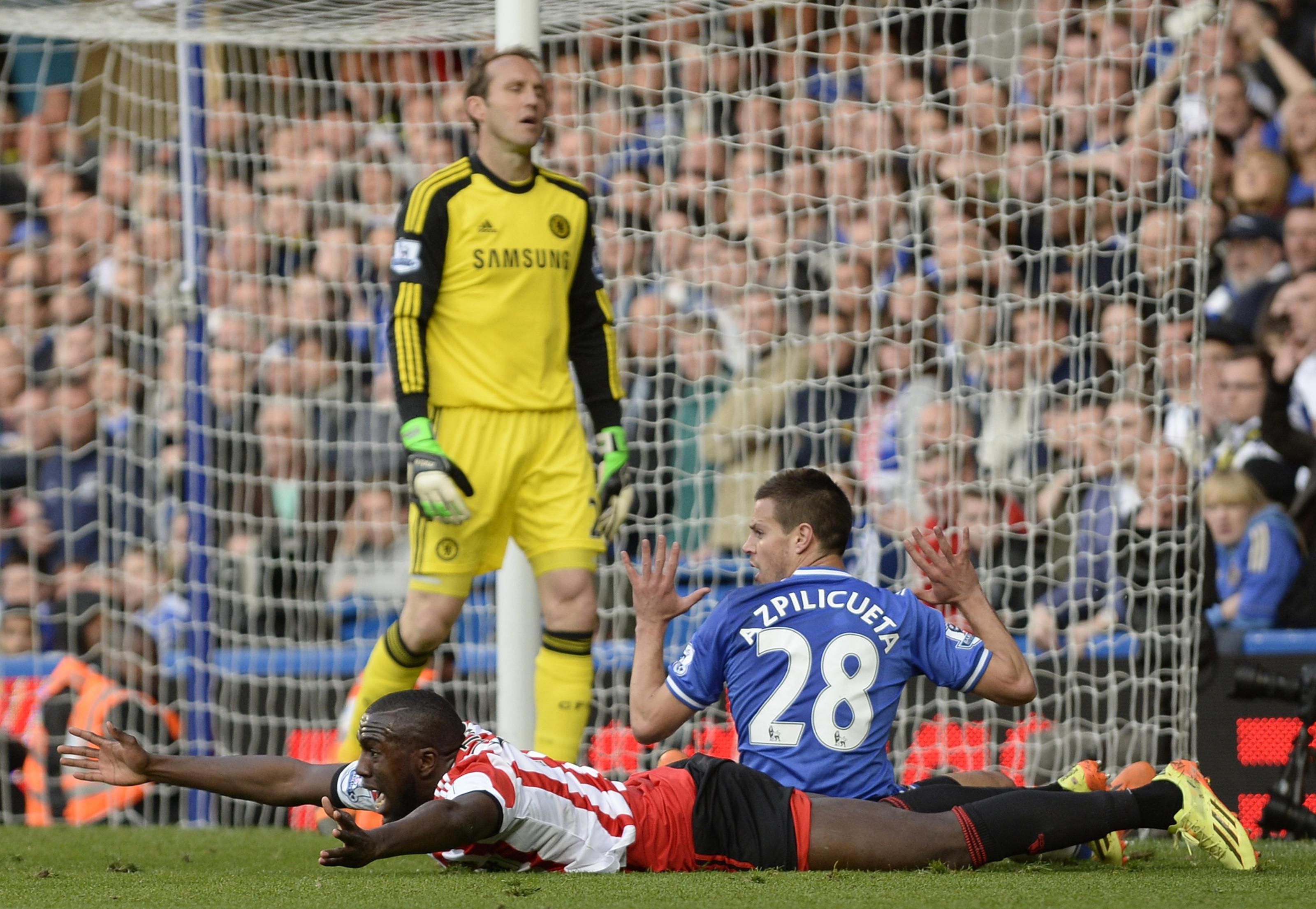 Azpilicueta (phải) cho rằng m&igrave;nh kh&ocirc;ng hề phạm lỗi