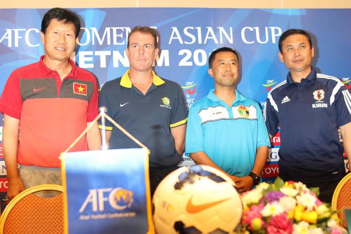 HLV hai đội trong cuộc họp b&aacute;p trước trận