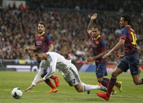 Không thấy Ronaldo phiền lòng với trọng tài ở pha bóng đem về quả phạt đền phút 55 này