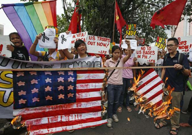 Người d&acirc;n Philippines biểu t&igrave;nh trước Đại sứ qu&aacute;n Mỹ ở thủ đ&ocirc; Manila h&ocirc;m 14-10. Ảnh: Reuters
