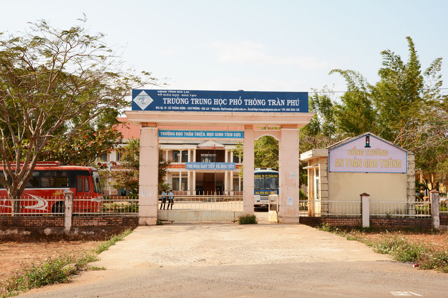 Chuyện lạ: Hoàn “phí chống trượt” tốt nghiệp cho học sinh