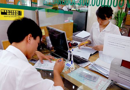 Một số ngân hàng bắt đầu tăng phí dịch vụ từ đầu năm 2014