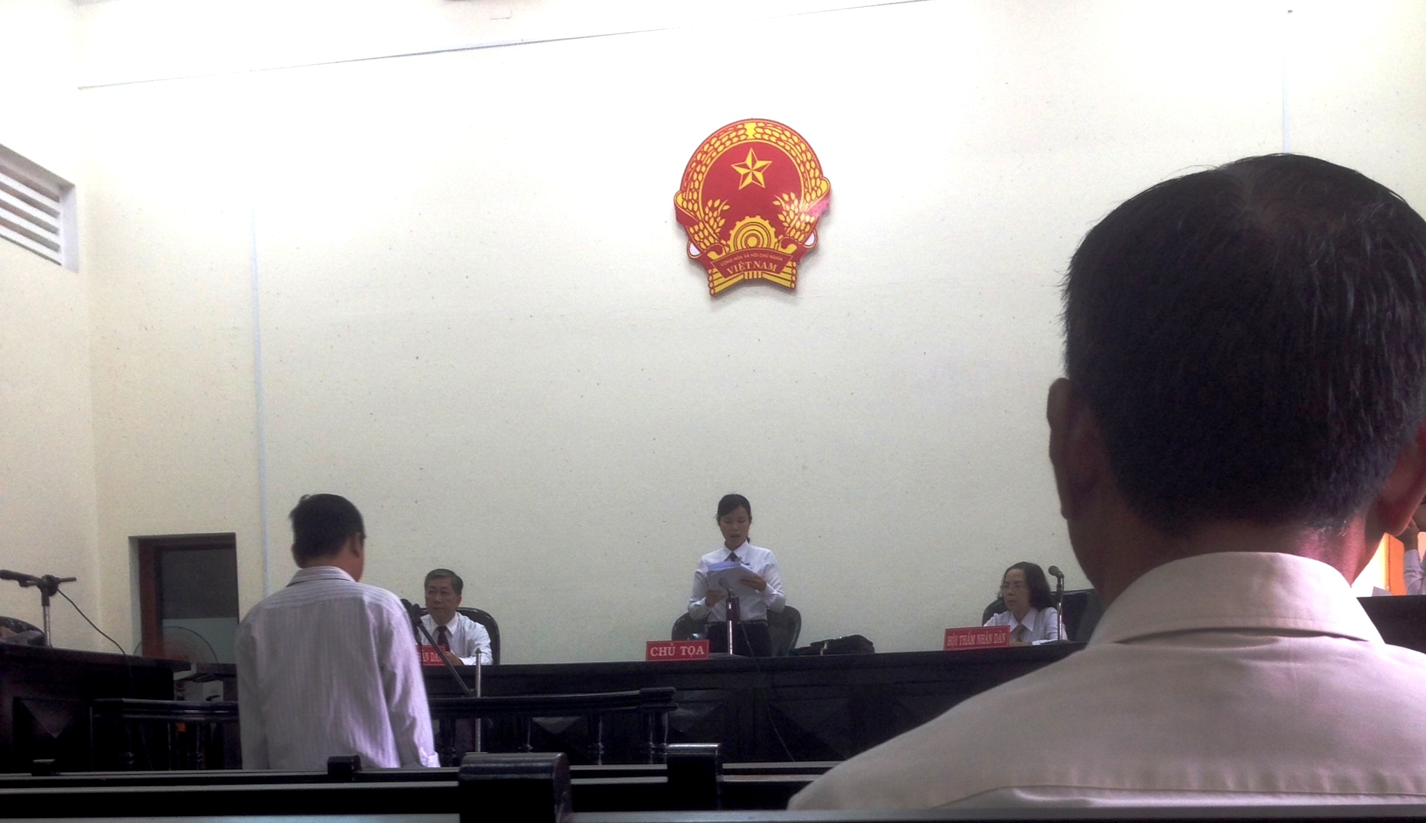 Lấy tiền dân nộp gửi ngân hàng, trung tá công an lãnh 10 năm tù