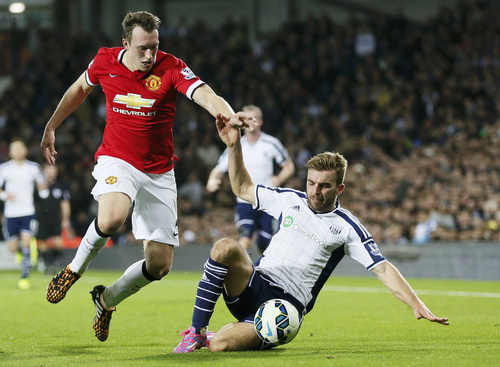 Phil Jones trở lại và có ngày làm việc vất vả trước các chân sút West Brom