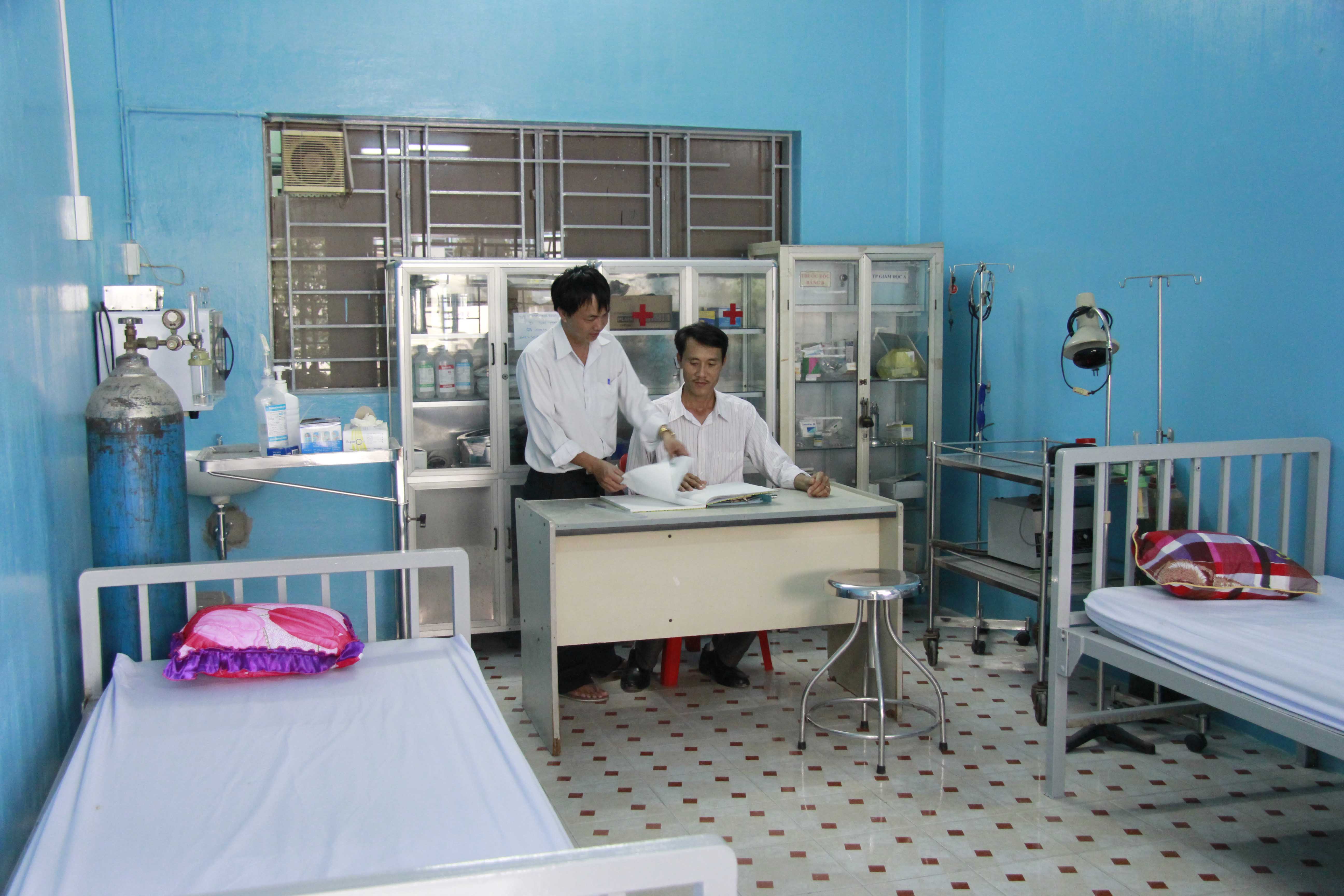Ph&ograve;ng y tế được trang bị đầy đủ dụng cụ cho việc cắt cơn, giải độc