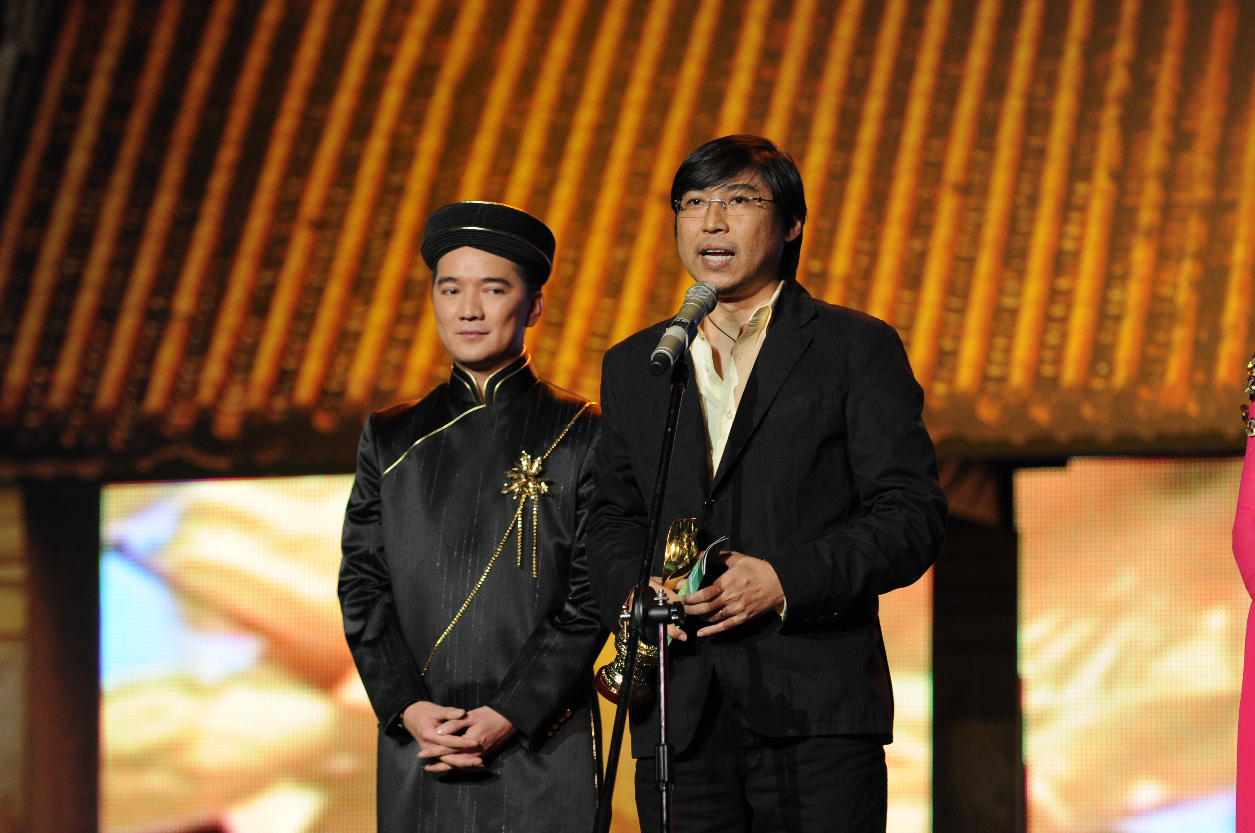 Đạo diễn Huỳnh Ph&uacute;c Điền tr&ecirc;n s&acirc;n khấu Mai V&agrave;ng 2008