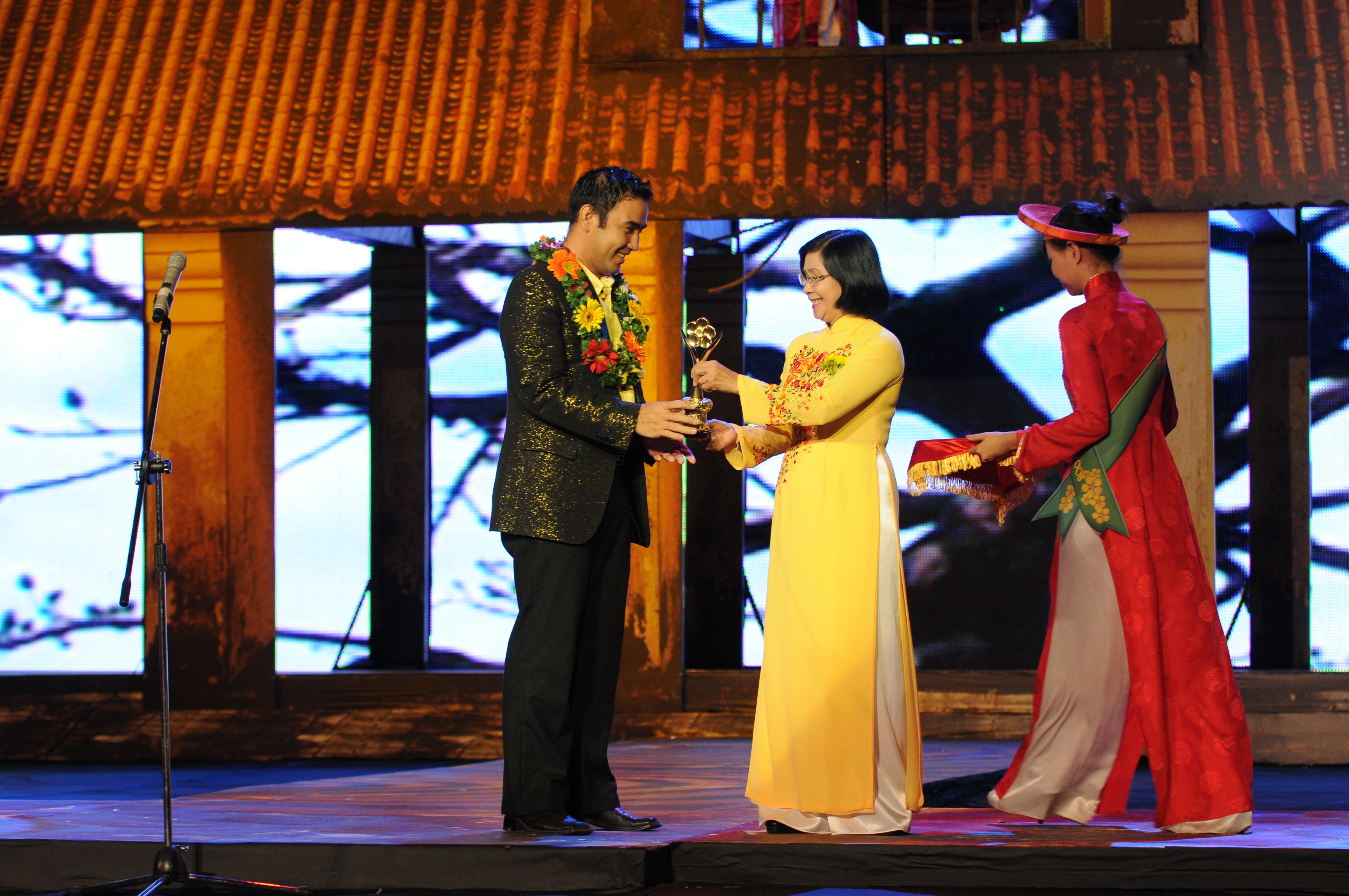 Ph&oacute; b&iacute; thư Th&agrave;nh ủy trao giải cho Quyền Linh tại Lệ trao Giải Mai V&agrave;ng 2009