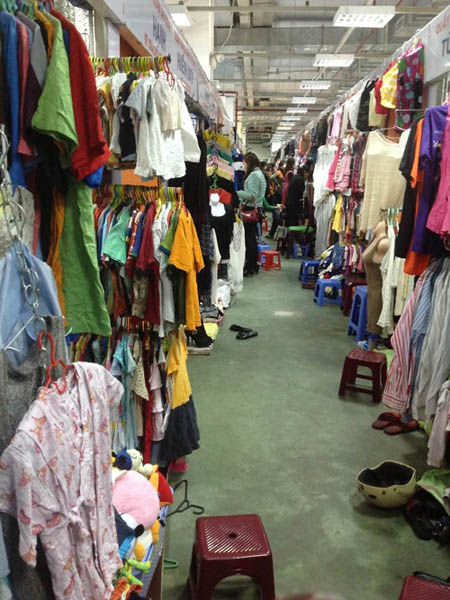 Nhiều chị em lựa chọn hàng thùng vì mẫu mã độc đáo, khác biệt so với những chiếc áo thời trang được bày bán tại các shop thời trang Trung Quốc.