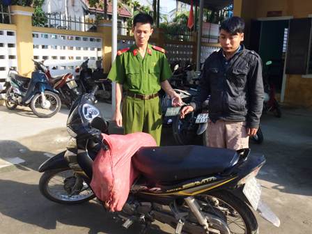 Trộm chó còn ném ớt bột vào cảnh sát