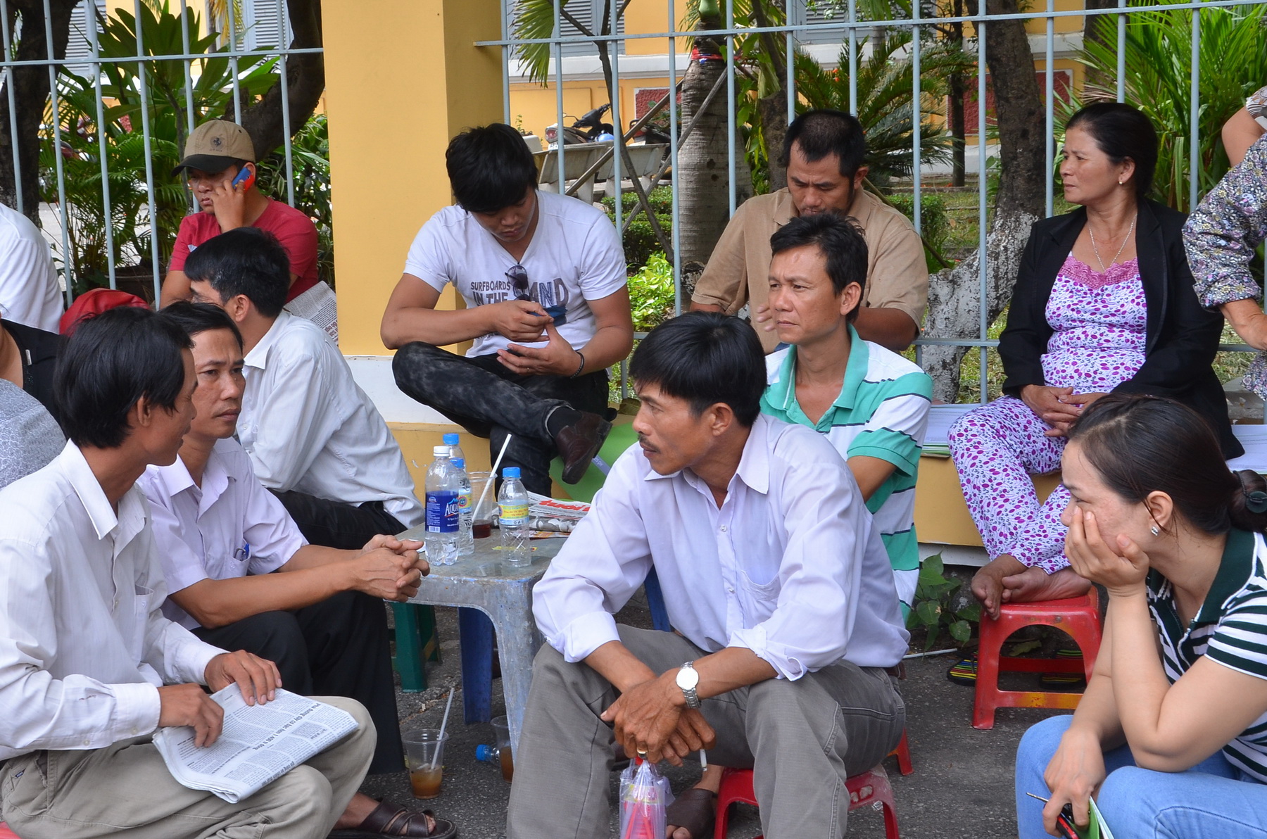 Tranh thủ ngồi uống nước, bắt chuyện trong thời gian con l&agrave;m b&agrave;i