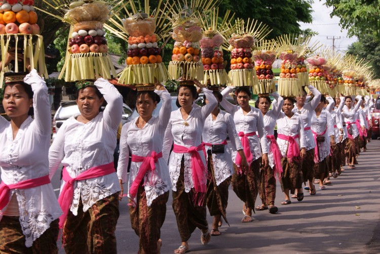 Phụ nữ Ubud trong trang phục d&acirc;n tộc truyền thống Bali