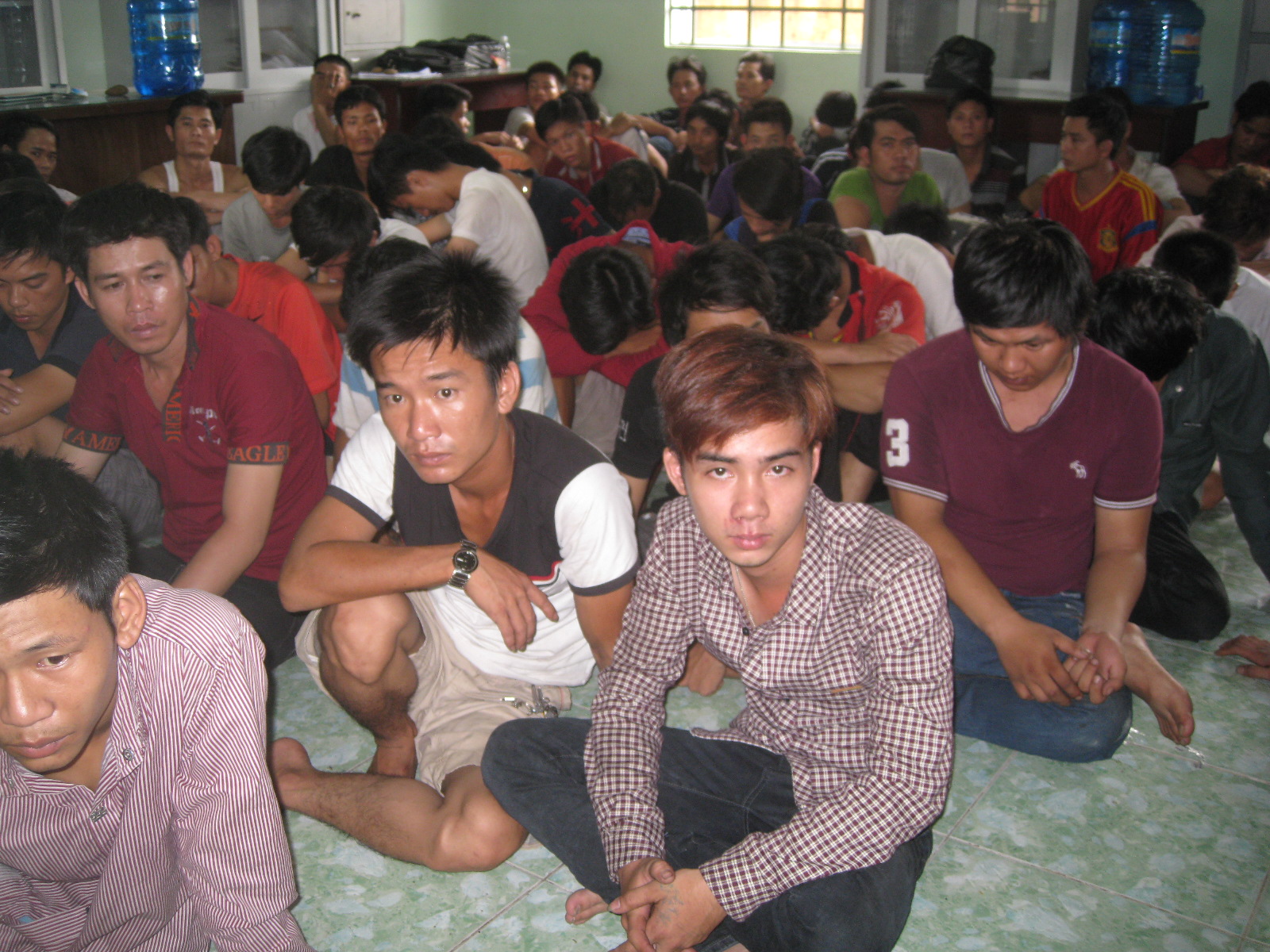H&agrave;ng trăm đối tượng bị bắt giữ ở thị x&atilde; Thuận An, tỉnh B&igrave;nh Dương trong đợt g&acirc;y rối.